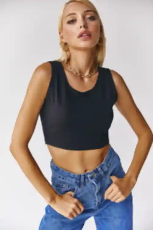 Czarny crop top z dzianiny