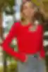 Longsleeve z asymetrycznym dekoltem w kolorze czerwonym