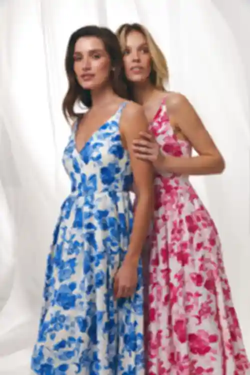  Sukienka maxi z V-neck jedwab tkanina odcinkowa różowe kwiaty na mlecznym