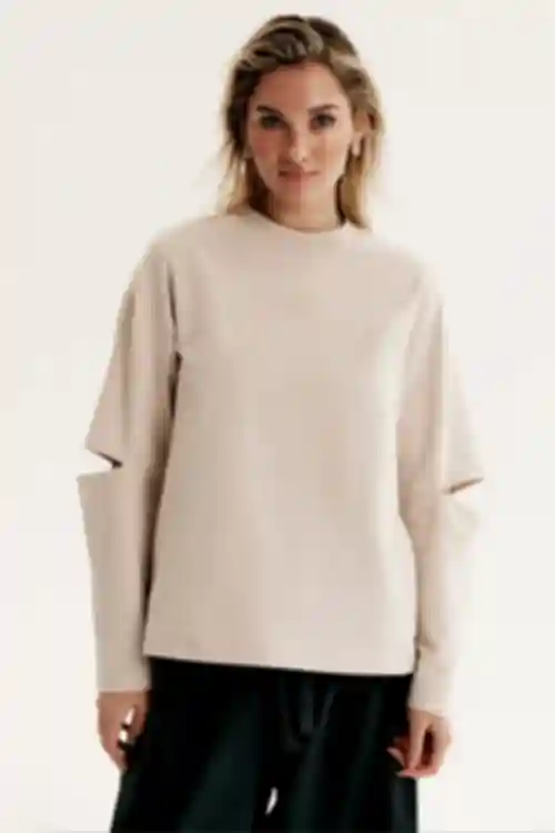 Longsleeve z rozcięciami na rękawach dzianina beżowy