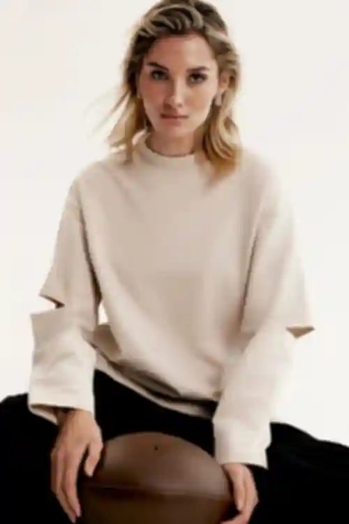 Longsleeve z rozcięciami na rękawach dzianina beżowy