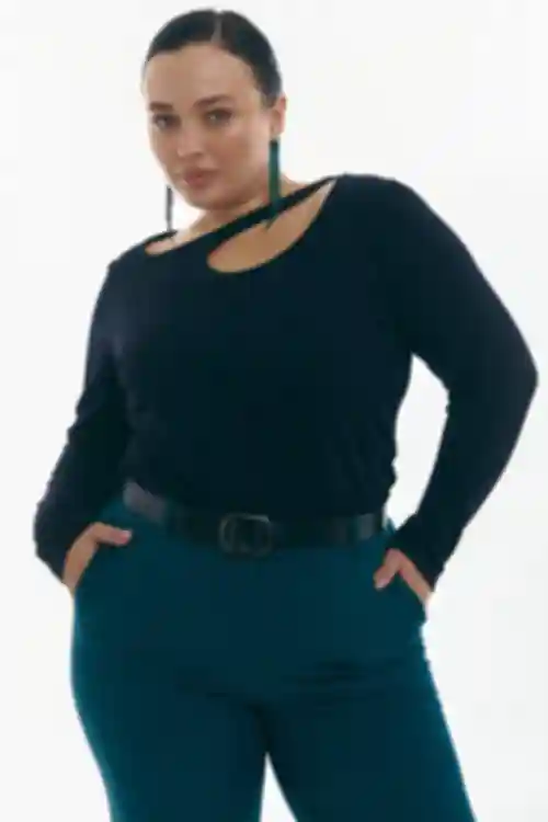 Longsleeve z asymetrycznym dekoltem dzianina сiemnoniebieski duży rozmiar