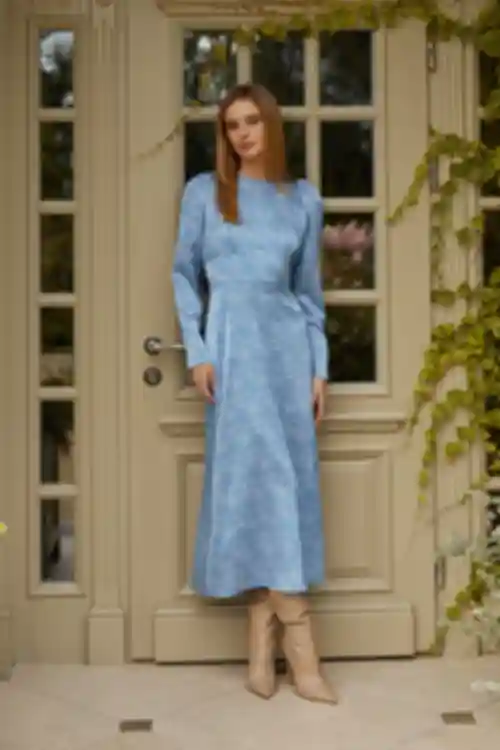 Sukienka z dużymi rękawami midi ze sztucznego jedwabiu z mlecznymi kroplami na niebieskim tle
