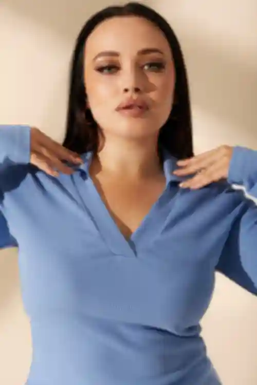 Longsleeve z dekoltem typu v-neck w kolorze denim, duży rozmiar