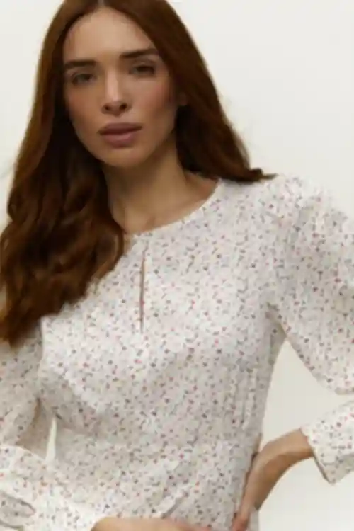 Sukienka mini soft w delikatnym kolorze na białym tle